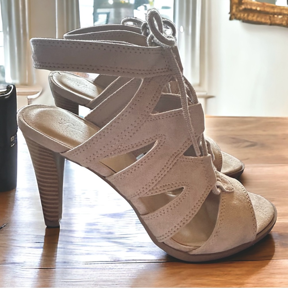 Simply Vera Wing Lace-Up Sviman Putty Tan Suede Heels. Like New.